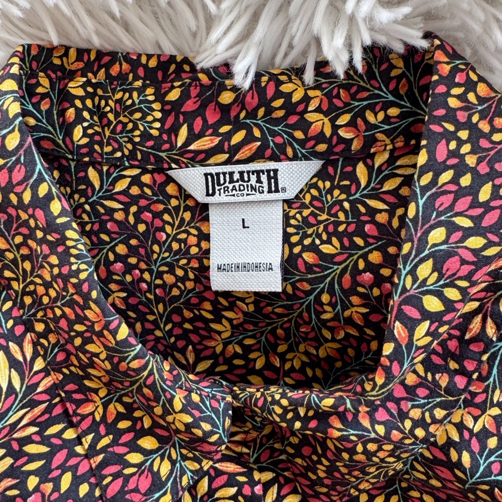 NWOT Beautiful Duluth button down blouse, longer length, size Large.